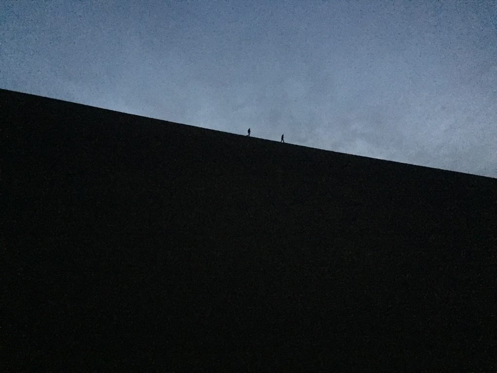Winzig vor der großen Düne