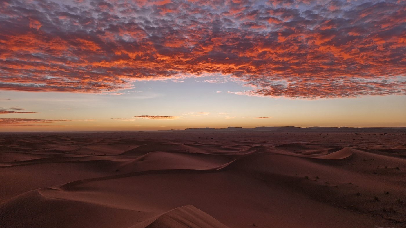 Feuriger Sonnenaufgang über den Dünen