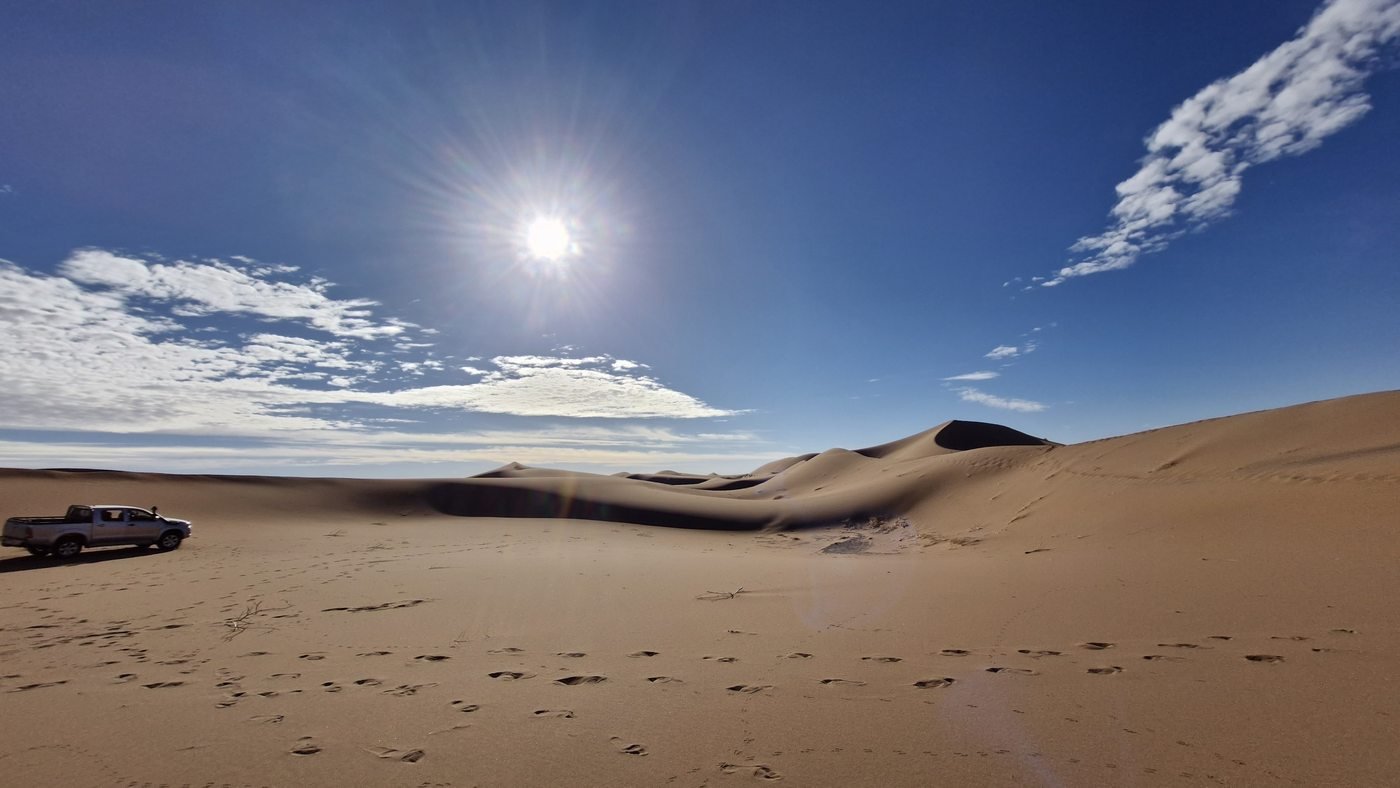 Gleißende Sonne über den Dünen