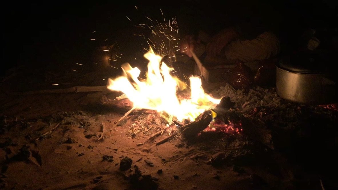 Lagerfeuer bei Nacht