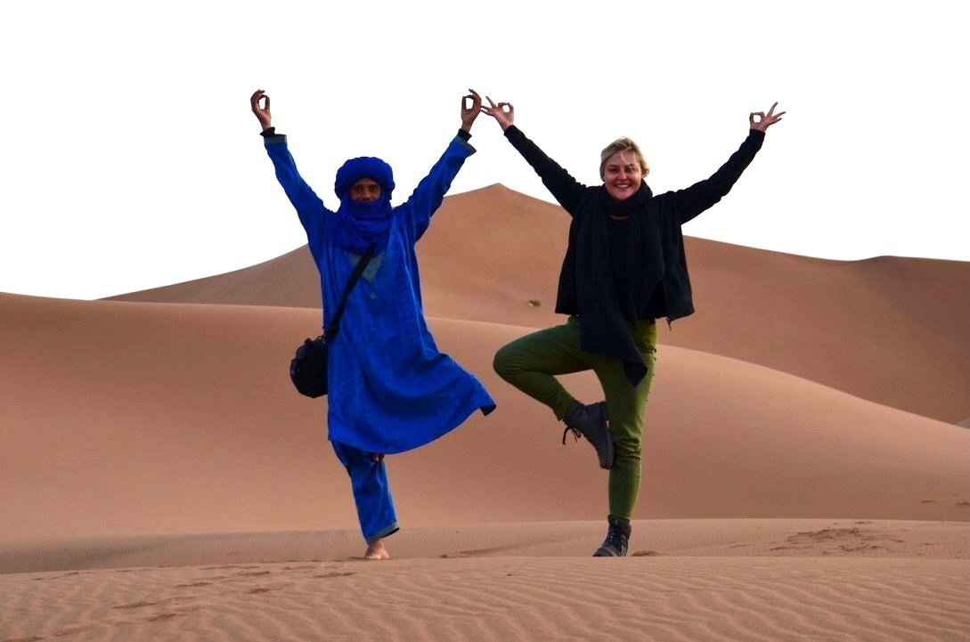 Mohamed und Vera in Yogapose in der Sahara