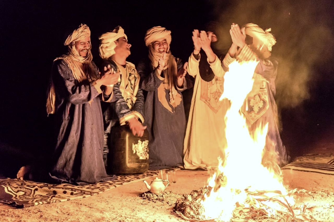Gesang und Lagerfeuer mit dem Team am Abend